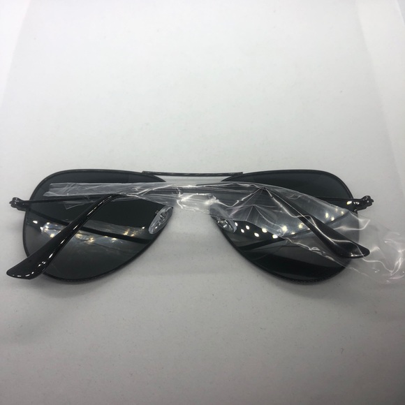 Black Unisex Polarized Metal Aviator Sunglasses - Picture 4 of 5